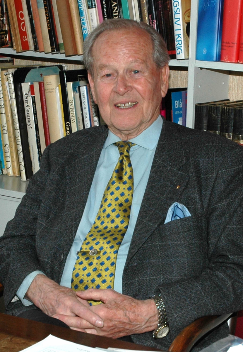 Portrett av Bjørn Egge på kontoret i sitt hjem i Schiøttsvei 11, Oslo.