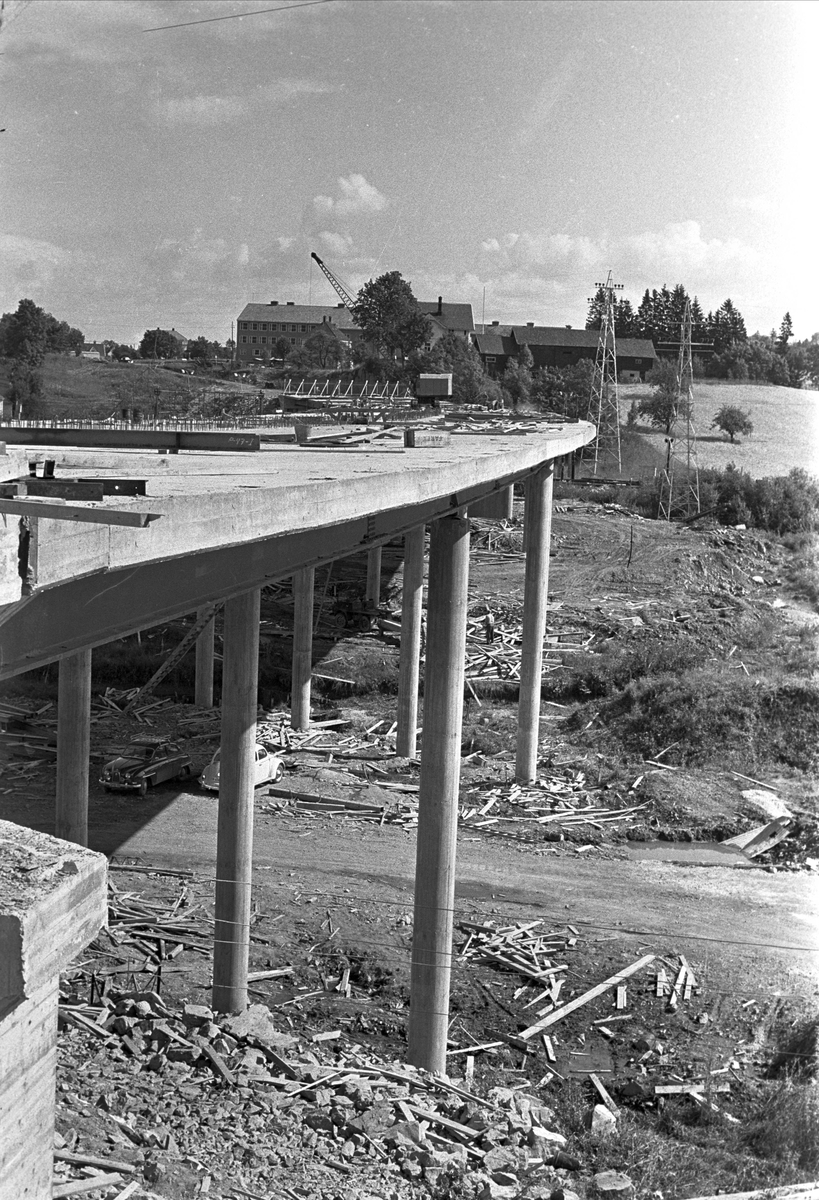Serie. Bygging av broen over Asker stasjon (E18), Asker, Akershus.