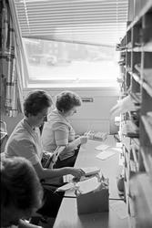 Serie. Kvinnelig postbud på Lambertseter, Oslo. Fotografert 