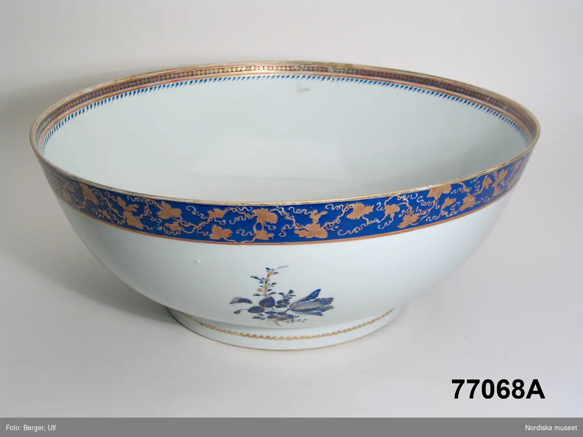 Montertext i Dukade bord: Punschbål med fat av kinesiskt porslin med dekor i blått och guld samt text "Nils Oller", ca 1800. 