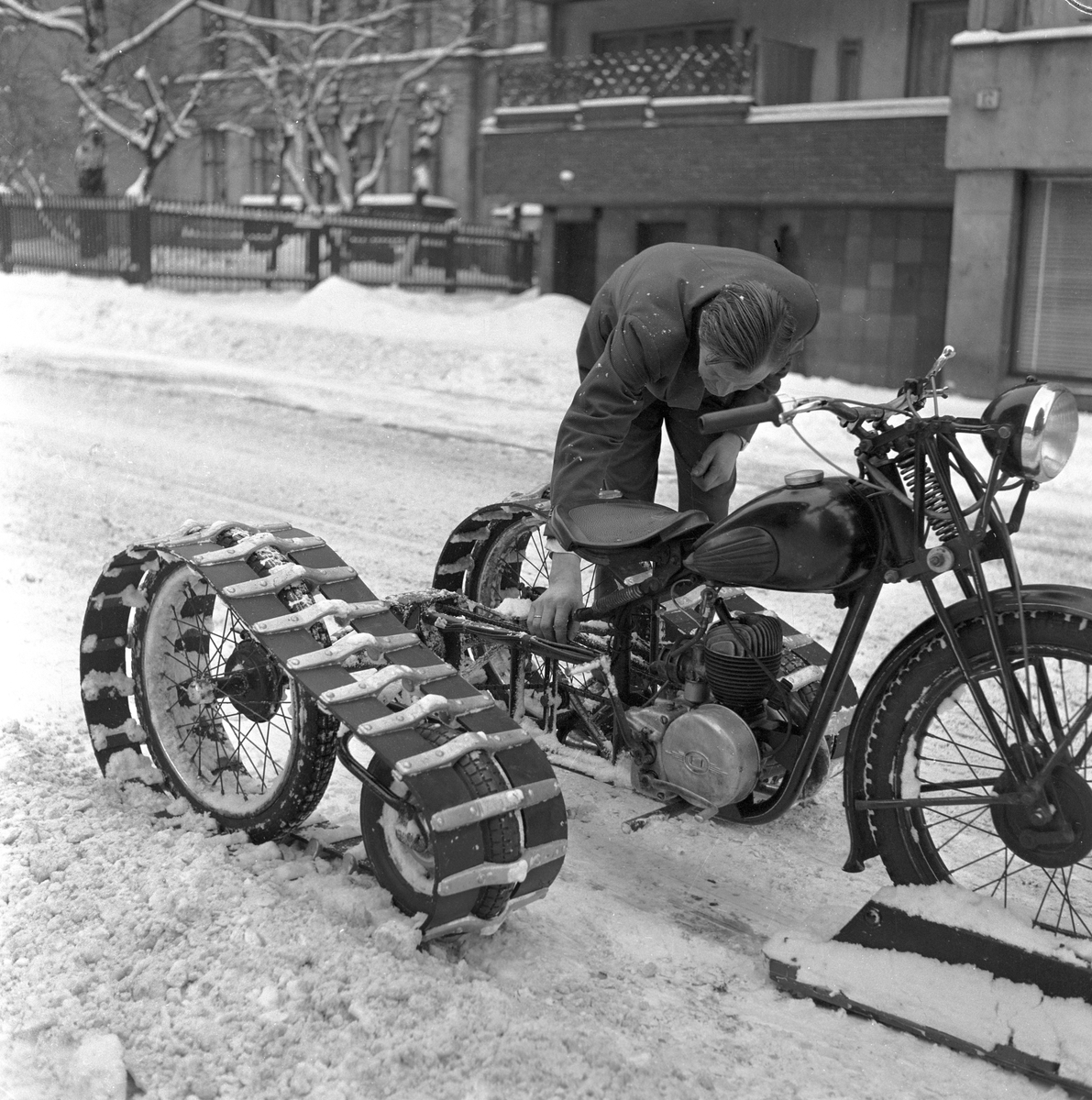 Serie. Motorsykkel til bruk på snøføre. En forløper til snøscooteren? Fotografert januar 1959.