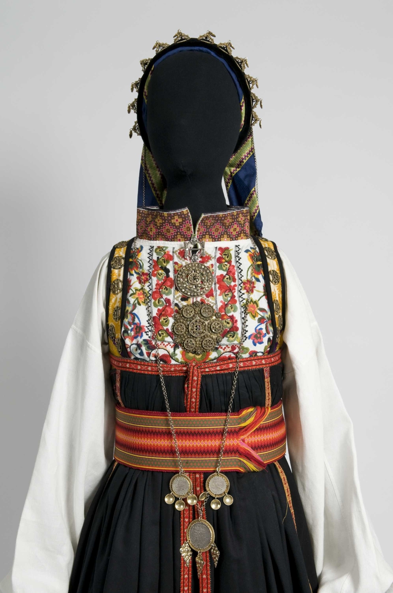 Serie med bilder av kvinnedrakt, som er sendt til en utstilling i Islamabad, Pakistan.