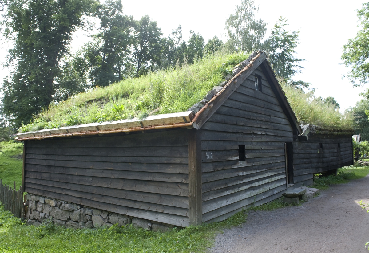 Stue og sengebu fra Ytre Sæle i Bygstad, Gaular, Sunnfjord. Fjordanetunet, Norsk Folkemuseum, august 2010.