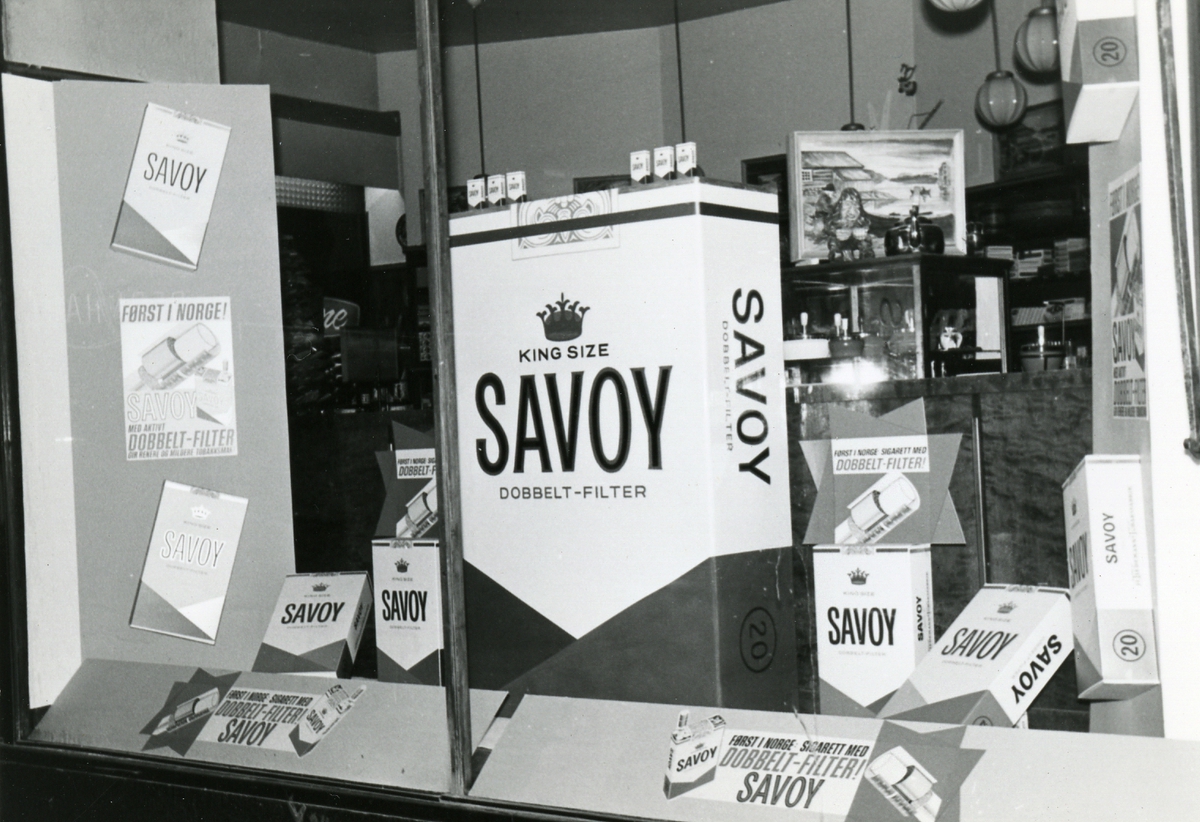 Vindusutstilling med reklame for Savoy sigaretter hos Endregaard på Karl Johans gate i Oslo.