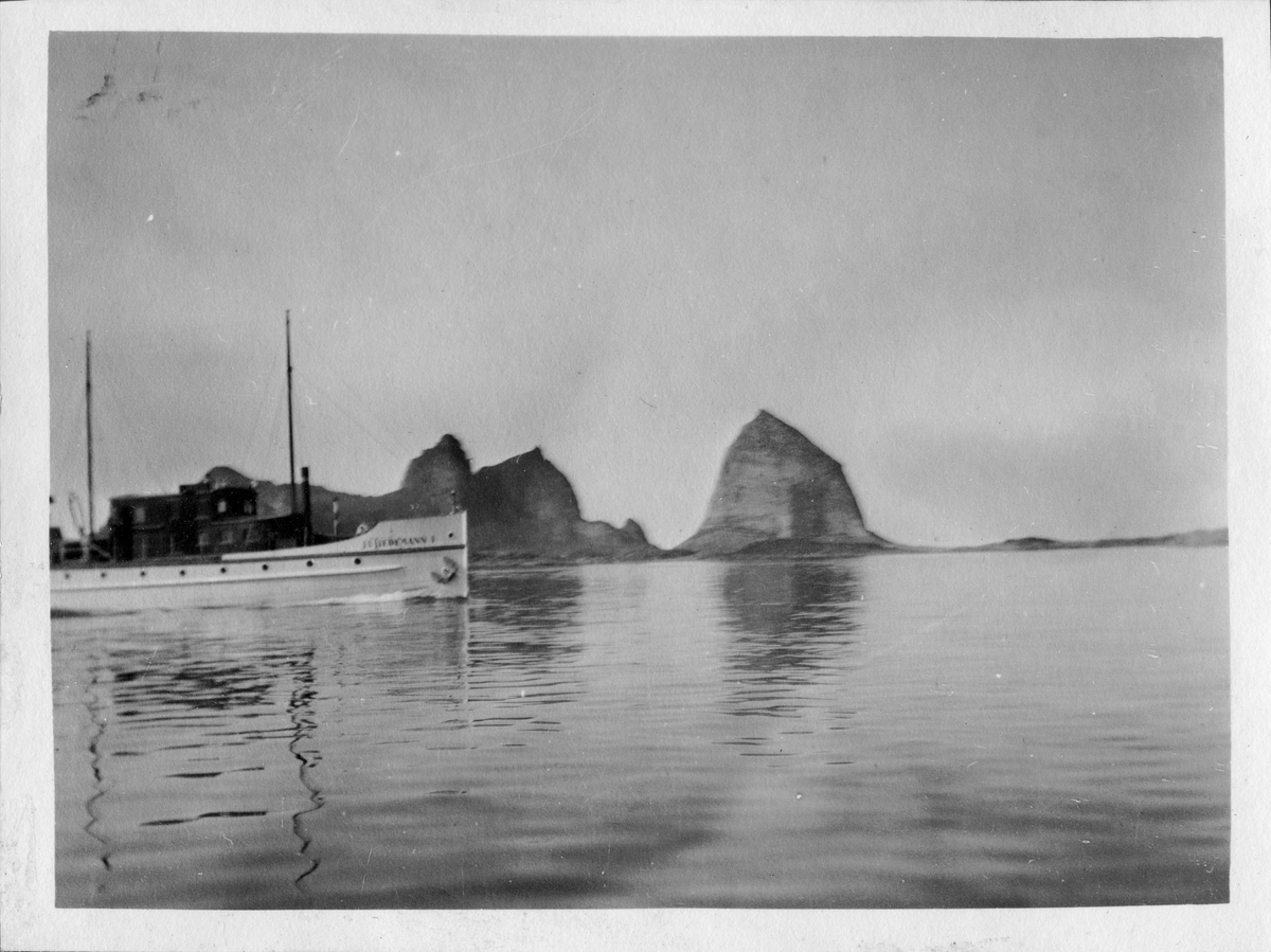 Båt og kystlandskap. Fra bildeserie tatt på reise langs kysten av Norge i 1926.