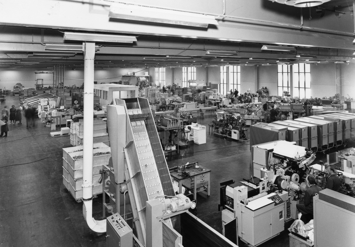 J. L. Tiedemanns Tobaksfabrik på Hovin i 1968. Interiørbilde fra produksjonsområdet i den nye fabrikken.