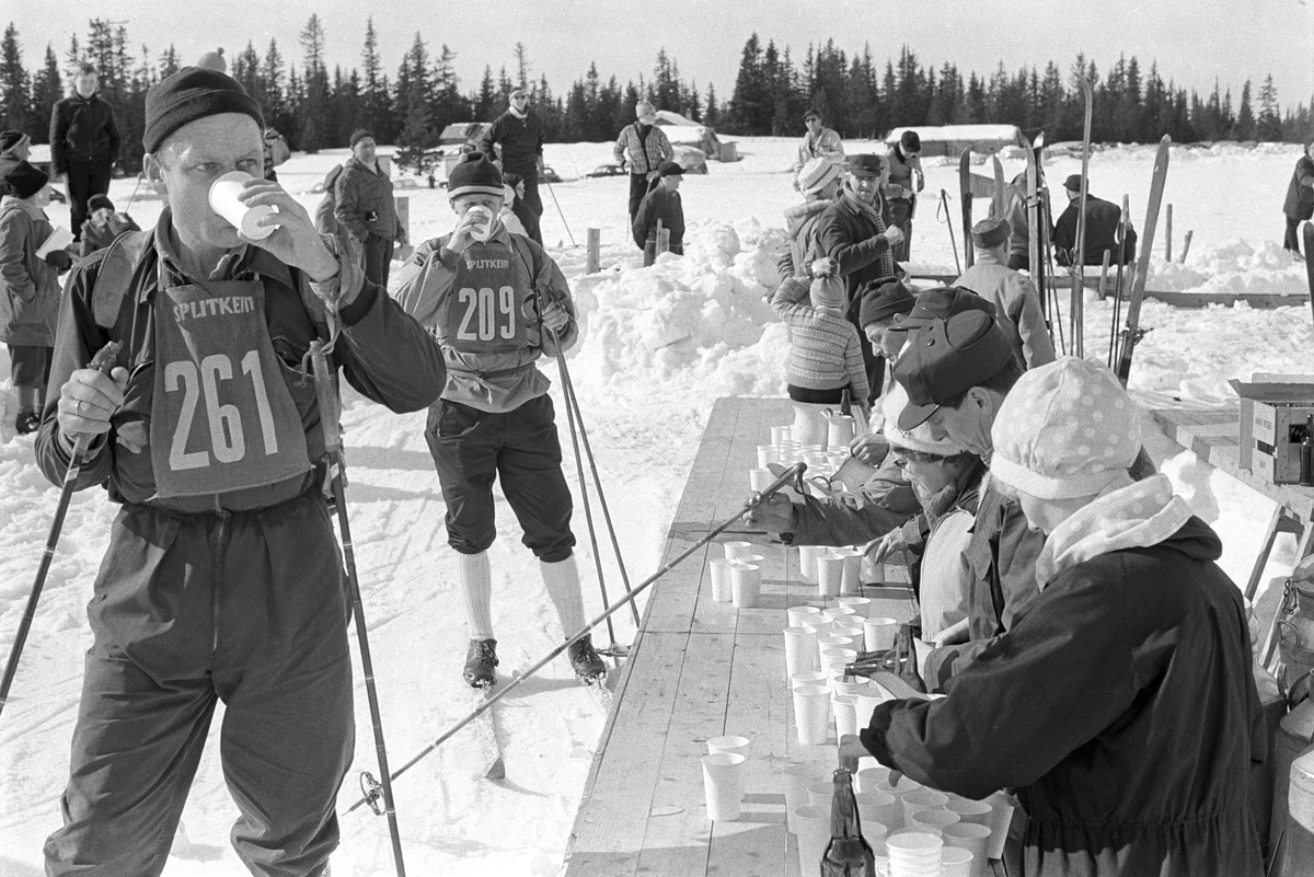 Deltakere har kommet til en matstasjon under Birkebeinerrennet fra Rena til Lillehammer 1963.