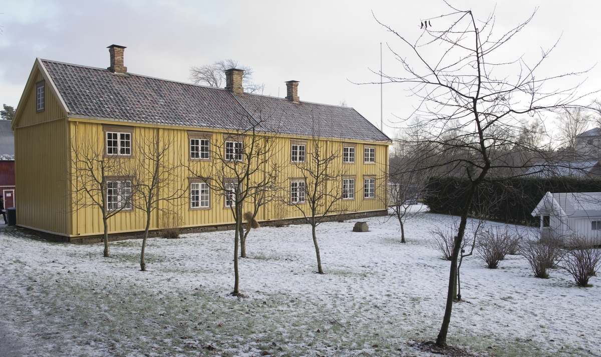 Hovedbygning fra Stiklestad vestre i Verdal. Vinter i friluftsmuseet.