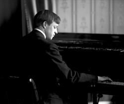 Portrett, Nils Larsen ved flygelet.