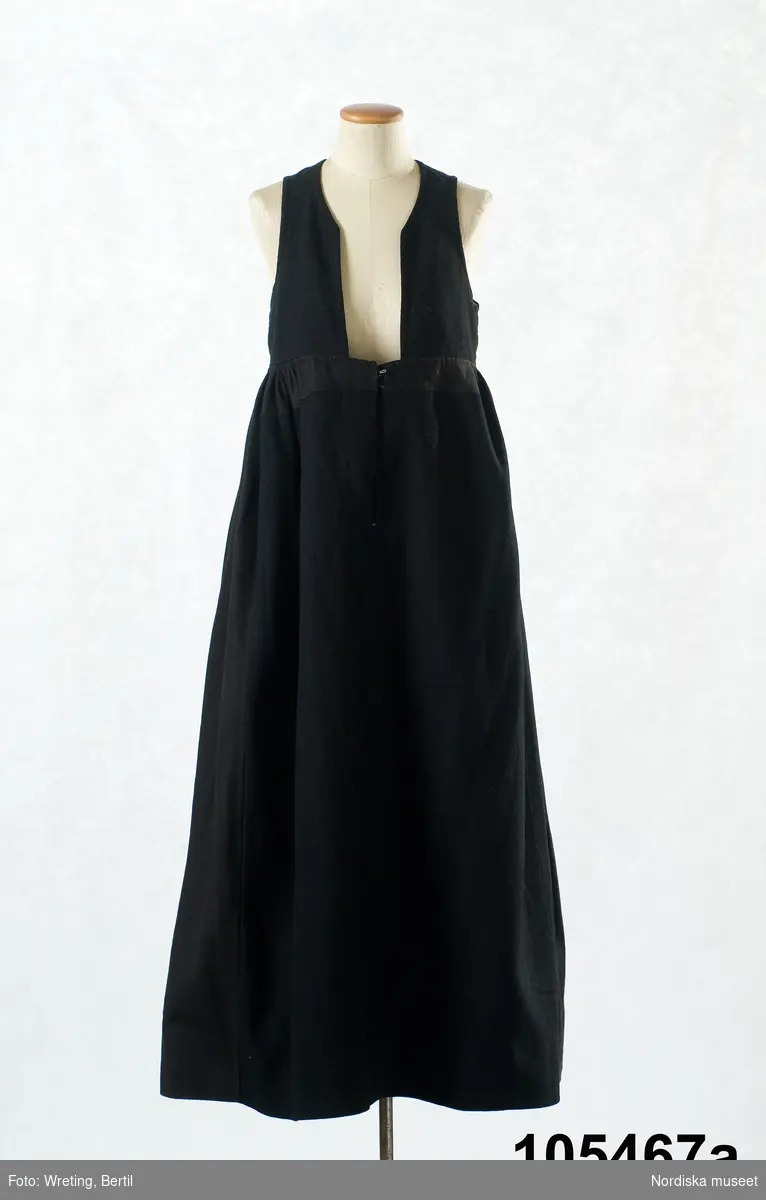 b. Kvinnotröja av svart kläde, kort modell med litet skört.
Berit Eldvik 2010-12-16