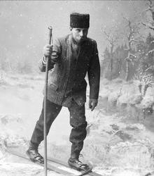 Portrett, mann på ski med enkel stav.