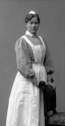 Portrett, kvinne i sykepleieruniform, Røde Kors. Laura Bjøls