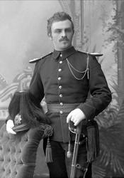 Portrett, Alf Jensen Veum Hansen Mjøen i uniform som premier