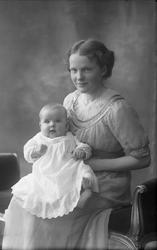 Thomine Charlotte Laache med datteren Inger på armen. Mor og