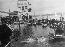 Badetårn, båter og folk på vannet. Bygdøynes Bad.