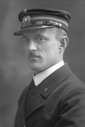 Portrett, styrmann i uniform. Handelsmarinen, styrmann Ivan.
