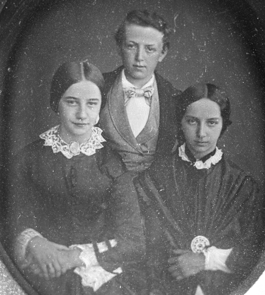 Avfotografering. Gruppe, søsken, to jenter en gutt.
Fru Kapt.Melhus kopi. Daguerreotypi (?)