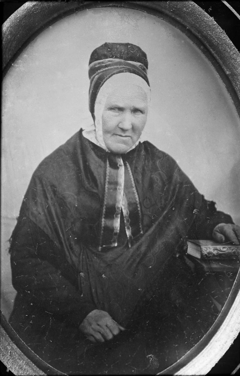 Avfotografering. Portrett, kvinne i folkedrakt. Drakt fra Sør-Østerdal. Doktor Sollids kopi. Pernille Melhagen (1783-1867) fra Åmot. Daguerreotypi.