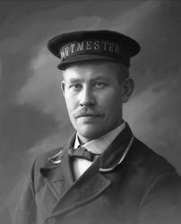Portrett, mann i uniform, lue med "Vagtmester". Vaktmesteren