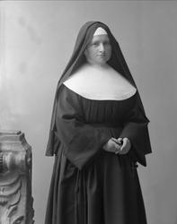 Portrett, nonne. Søster Gjertrud.