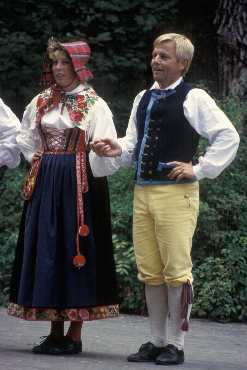Internasjonal folkedansfestival på Norsk Folkemuseum. 12.-14. august i jubileumsåret 1994. En gruppe dansere på scenen på Friluftsteateret, bygning nummer 349.