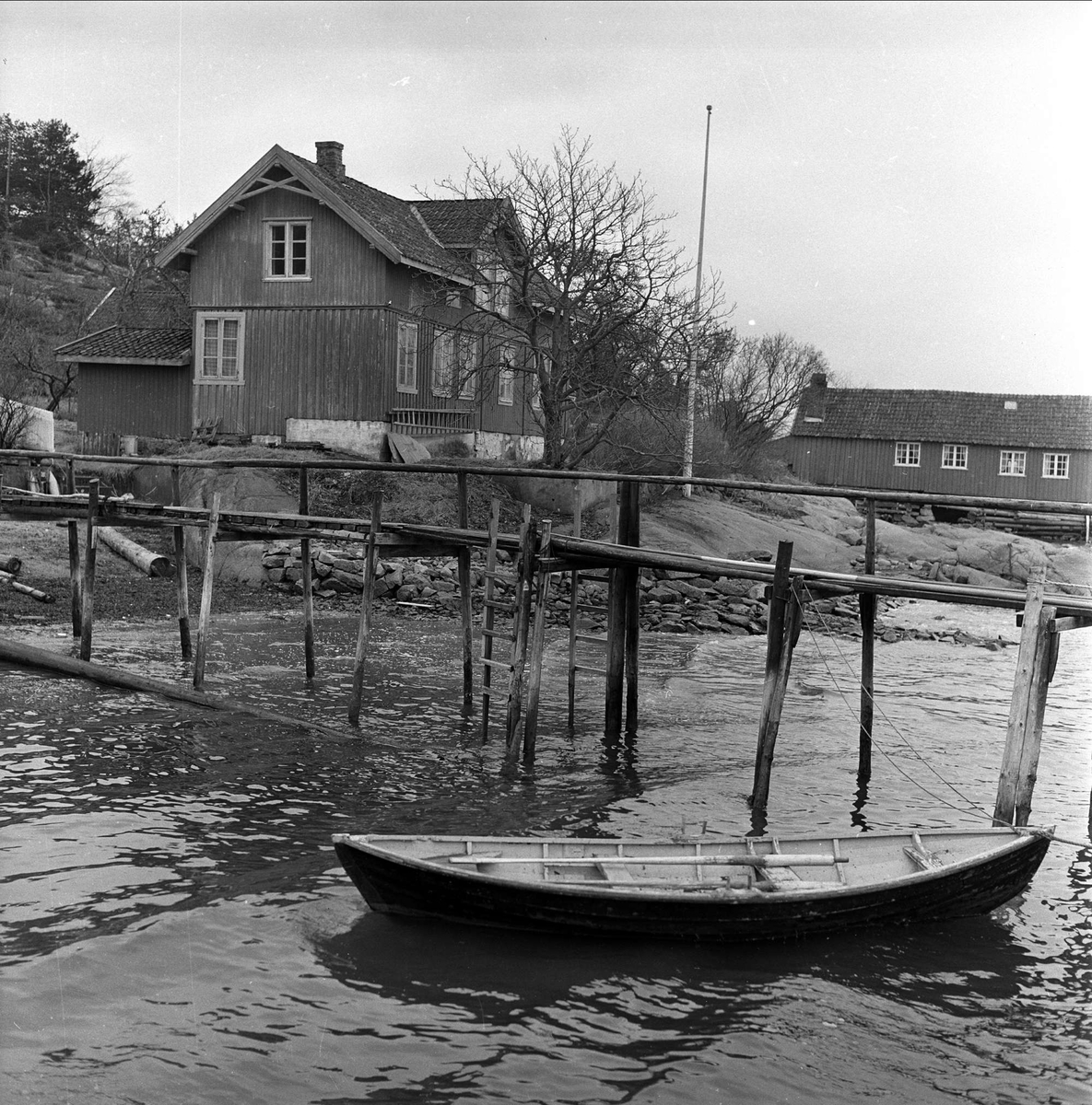 Hus ved sjøen. Båt og brygge. Hurum mars 1963. Henrik Sørensen-museets tomt i Holmsbu. 