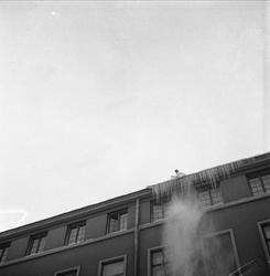 Demonstrasjon mot atomvåpen. Mann på tak. Oslo desember 1959