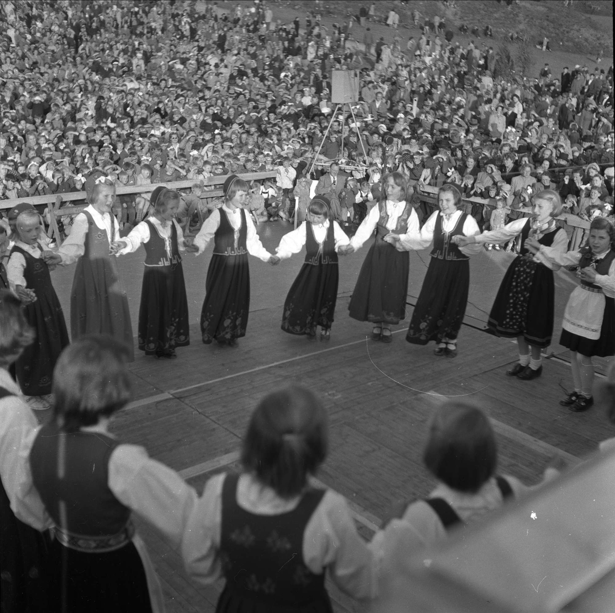 Folkedans i Torshovdalen. Oslo juni 1950. Bygdelag.