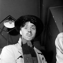 Portrett av utkledd person 03.11.1953. Bygdelag, Hedemarksla