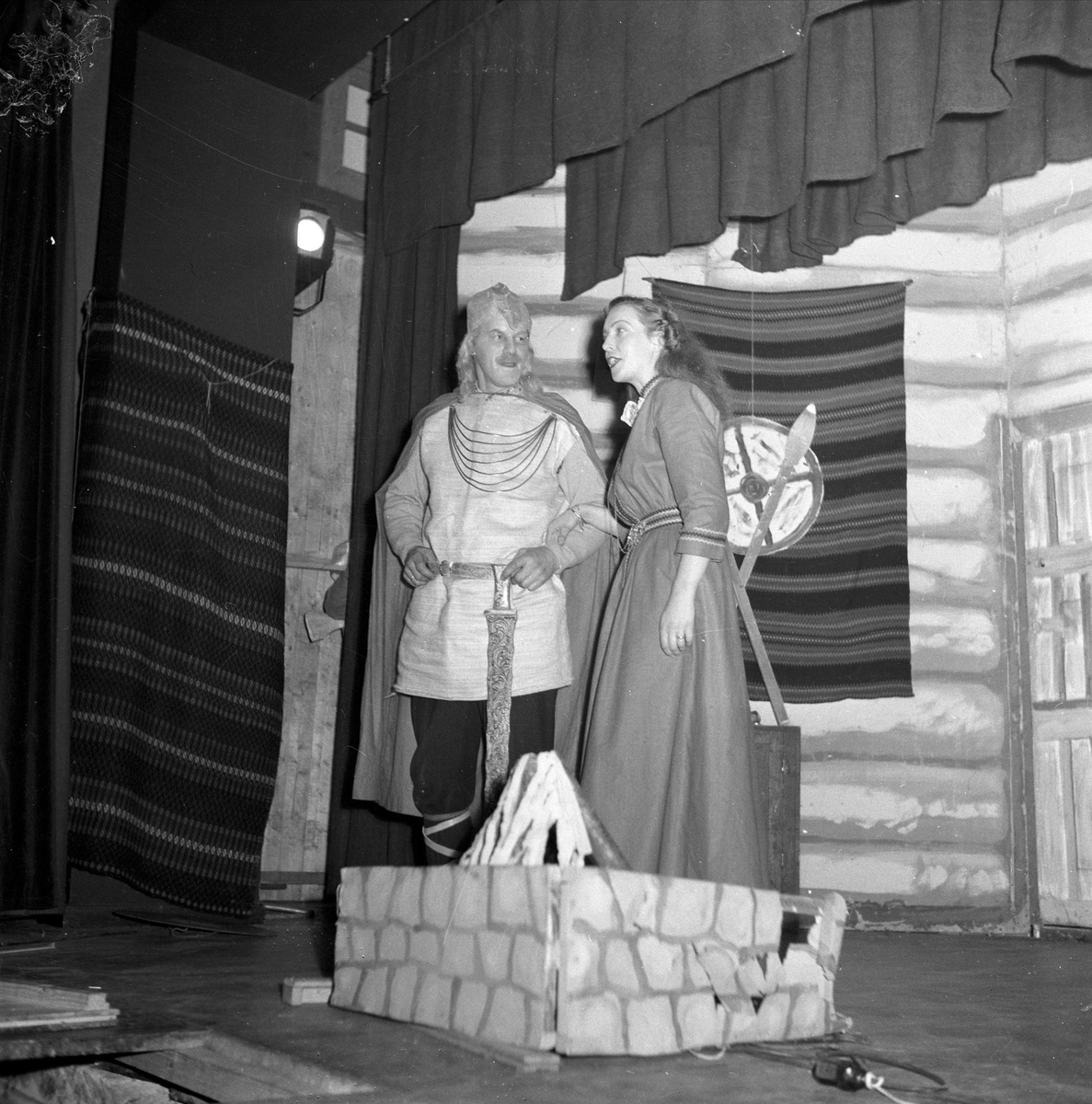 Mann og kvinne opptrer 19.11.1954. Bygdelag.