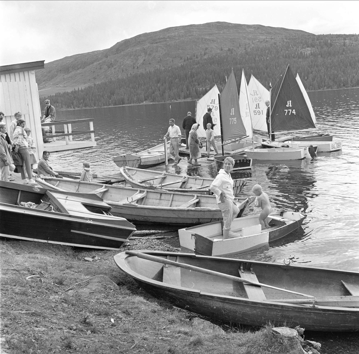 Golå Høyfjellshotell, båter på vannet, turister i fjellet, Sør-Fron 23.08.1961