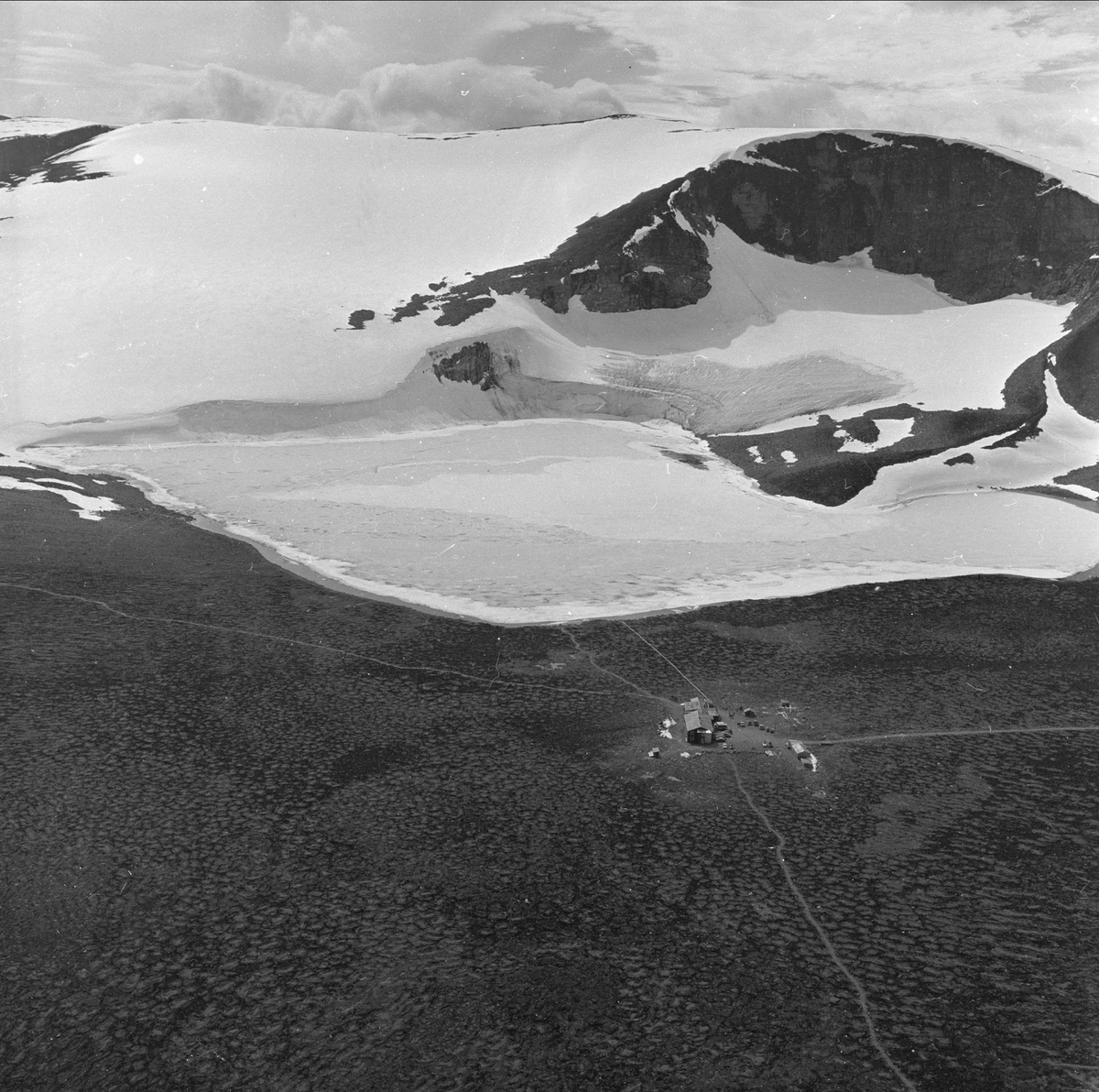 Juvbreen, Lom, leting etter lille Inger, oversiktsbilde over fjellheimen og bebyggelse, juli 1957