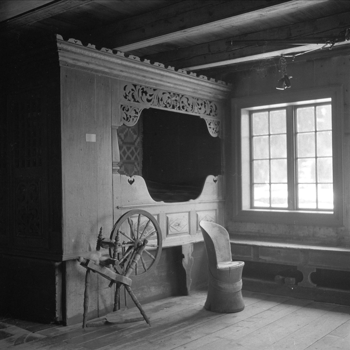 Eidsborg bygdemuseum, Tokke, 27.04.1957. Interiør med seng, kubbestol og rokk.