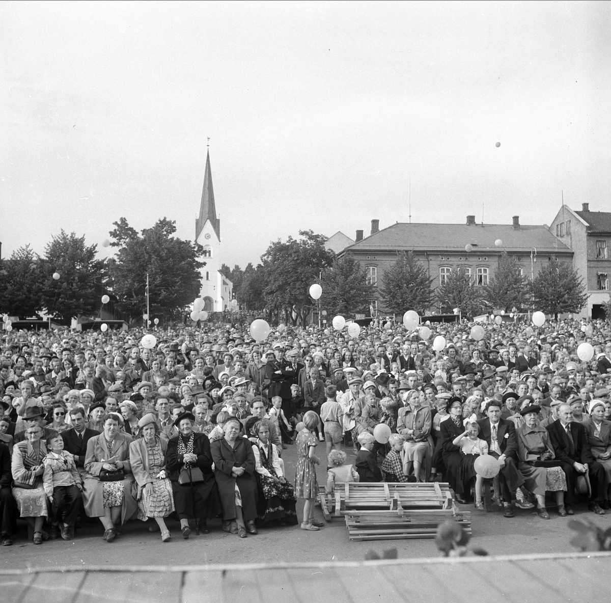 Hamardagen, 23.08.1954. Tilskuere foran scene. Hamar Domkirke i bakgrunnen.