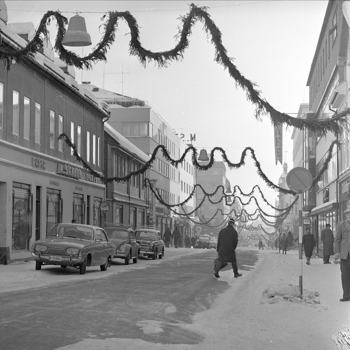 Div. glimt fra Hamar i forbindelse med NM på skøyter, 15.01.1963. Julegate i Hamar.