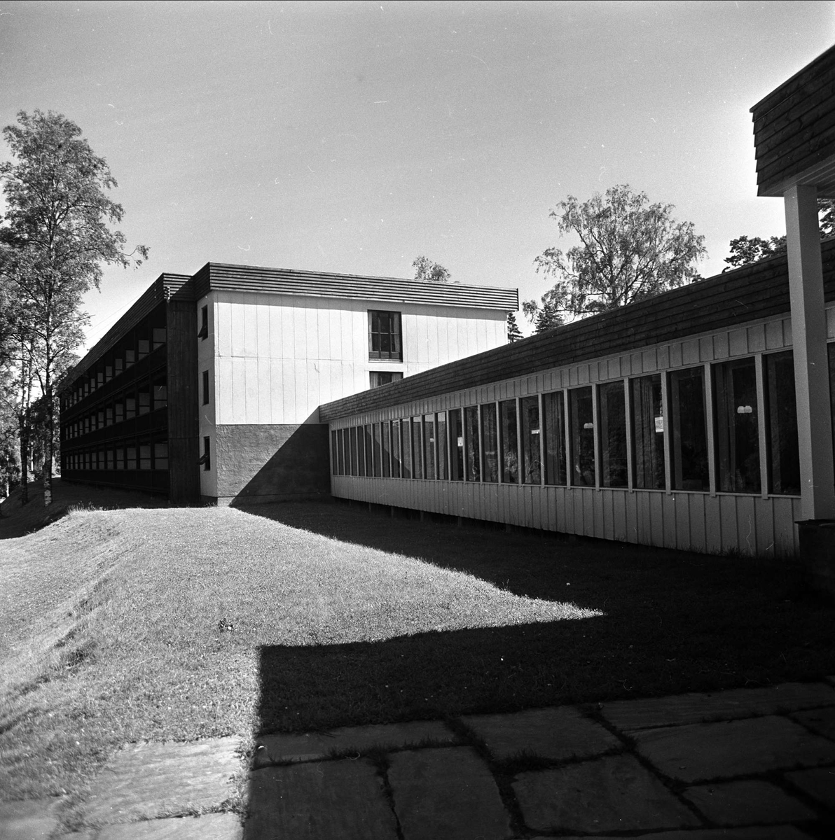 Stemning før regatta på Hankø, Fredrikstad, Østfold, juni 1964. Offentlig bygning?.