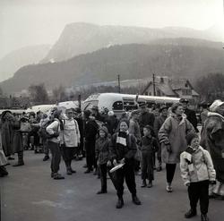 Otta, Sel, Oppland. Turkledde mennesker.