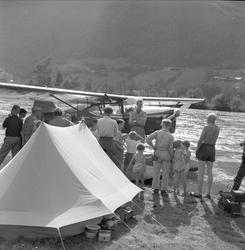 Otta, Sel, Oppland, 13.07.1955. Landskap med mennesker og sj