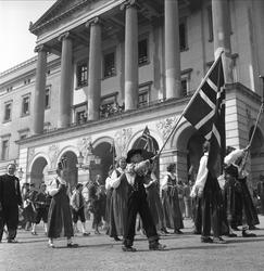 Drammensveien 1, Oslo. 17. mai-tog foran Slottet.