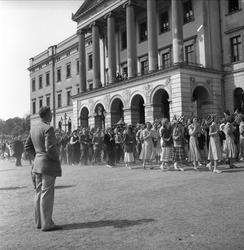 Drammensveien 1, Oslo. 17. mai-tog foran Slottet.