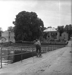 Åsgårdstrand, mai 1950, to personer på brygga.