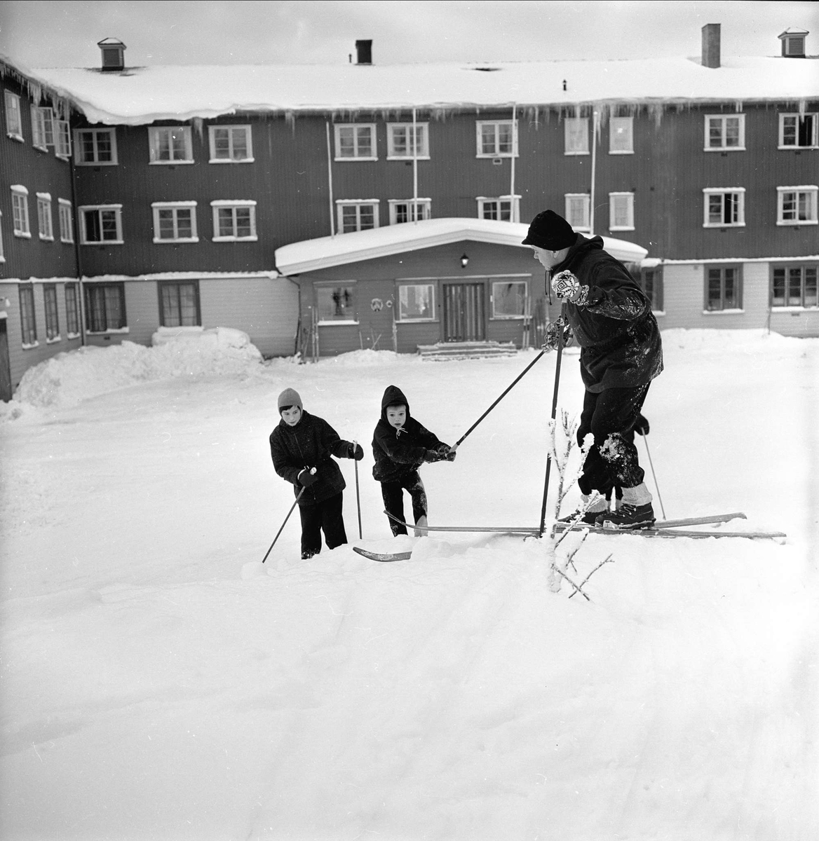 Lillehammer, Oppland, 27.01.1962. Reportasje fra Lande hotell. Skiløpere.