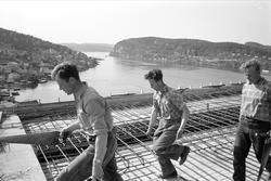 Frierfjorden, juni 1960. Brevikbrua under bygging.