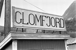 Glomfjord, Meløy, oktober 1965. Artikkel om mann fra Glomfjo