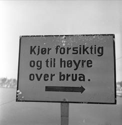 Minnesund, Akershus, november 1951. Veiskilt ved den gamle M