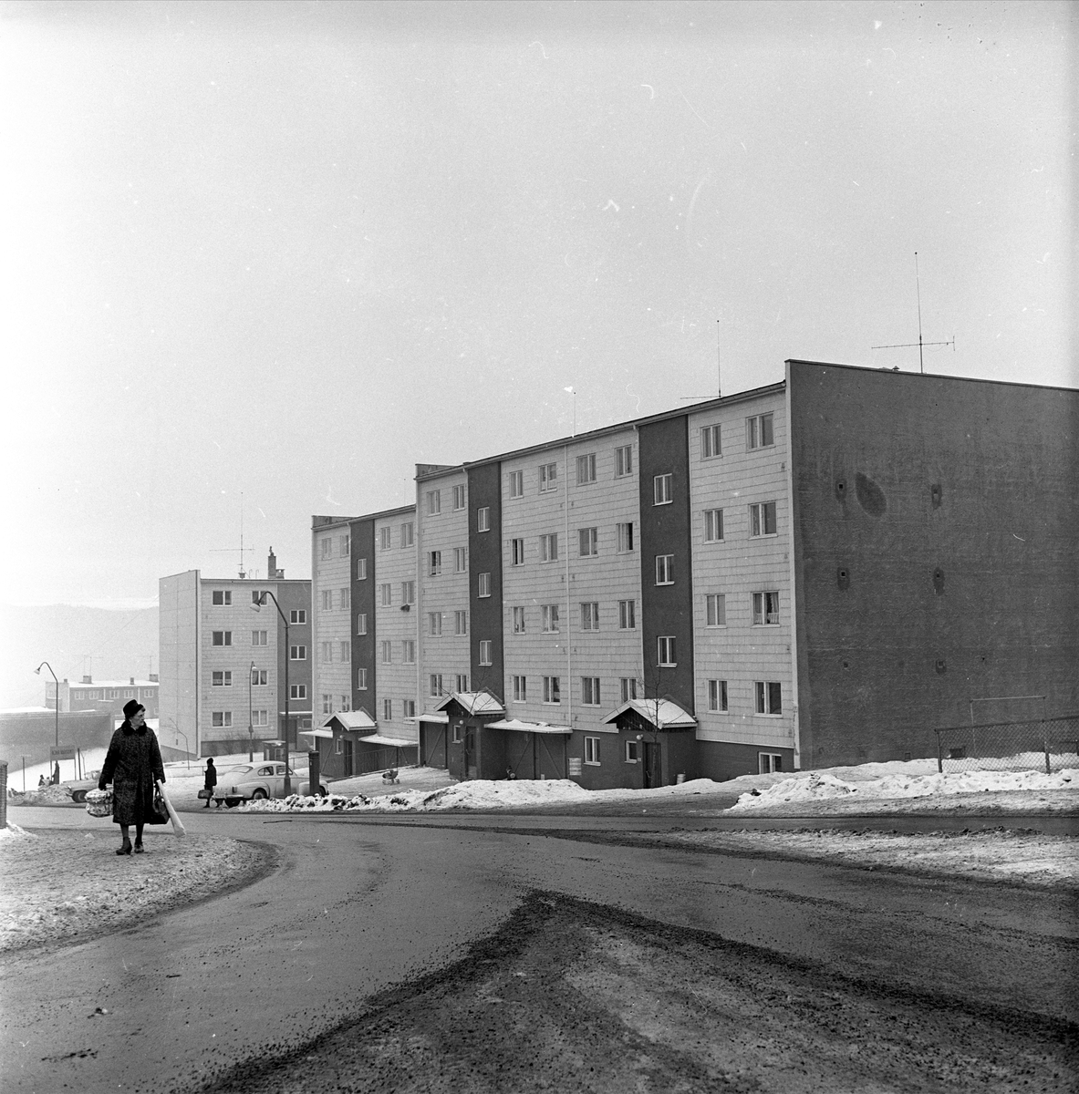 Oslo, 01.03.1965. Vei med fotgjenger og boligblokker.