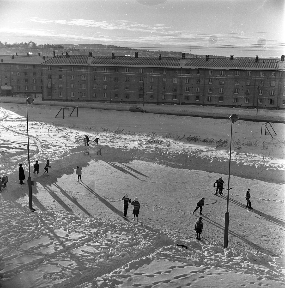 Teisen, Oslo, 27.02.1962. Skøytebane, grøntareal og boligblokker.