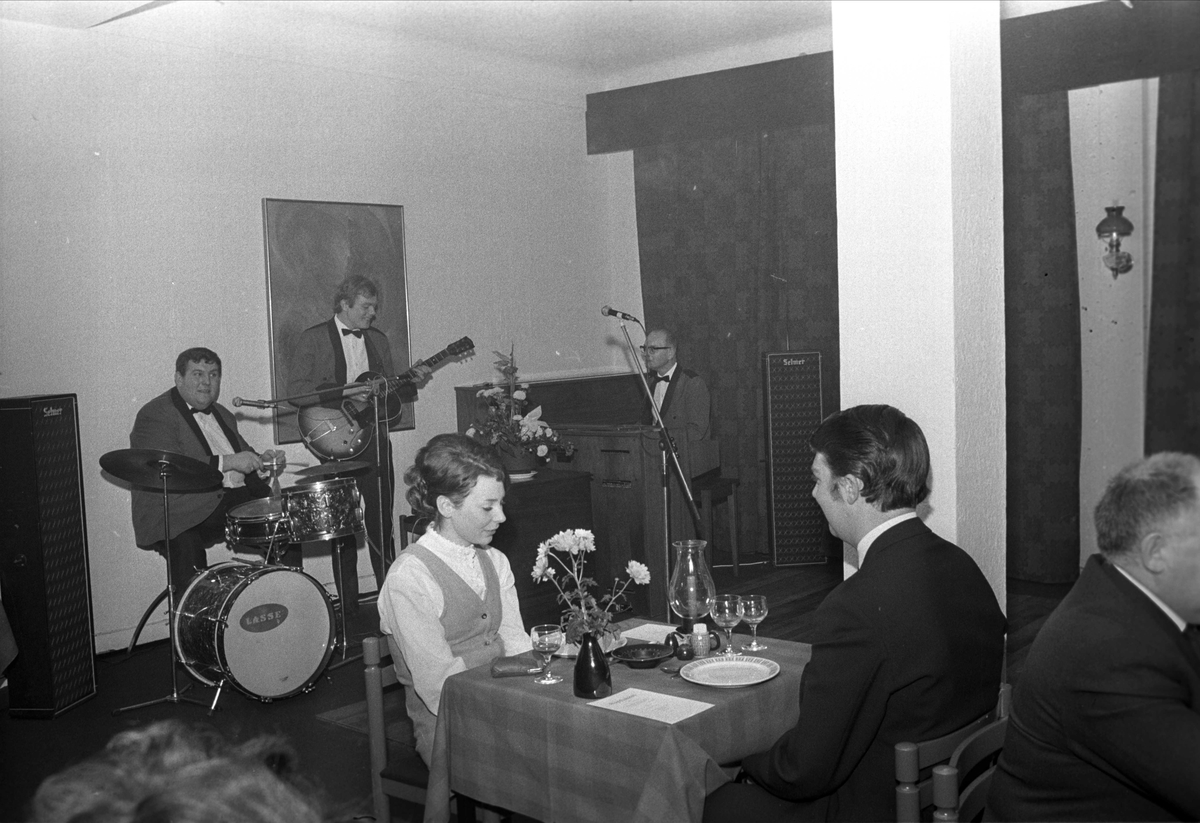 Rennebarth restaurant i Stortingsgata 6, Oslo, 19.03.1970. . Interiør med gjester og musikere. Trommeslager lasse Tomter