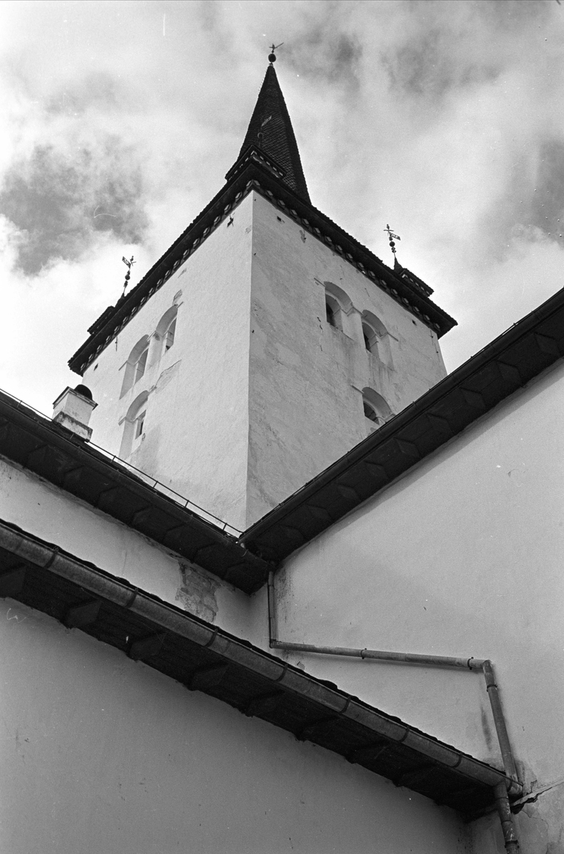 Ringsaker, august 1962, Ringsaker kirke, deler av eksteriøret m/ kirketårnet.