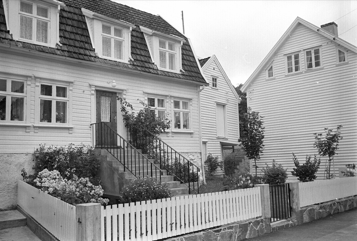 Fra Karmøy august 1965. Flott hus med en hageflekk og trapp opp til inngangen i Skudeneshavn.